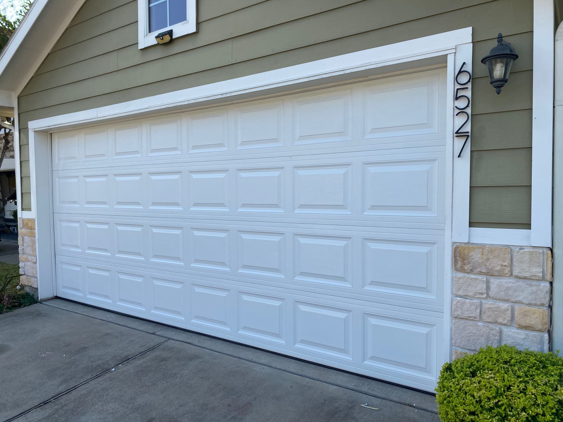 Gallery photos for Garage Door Makeover with Broken Panel Replacement: Image #3